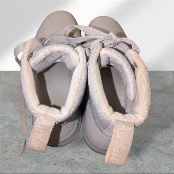 Dr martens comb style lace up boots size 9 light gray - Picture 9 of 15